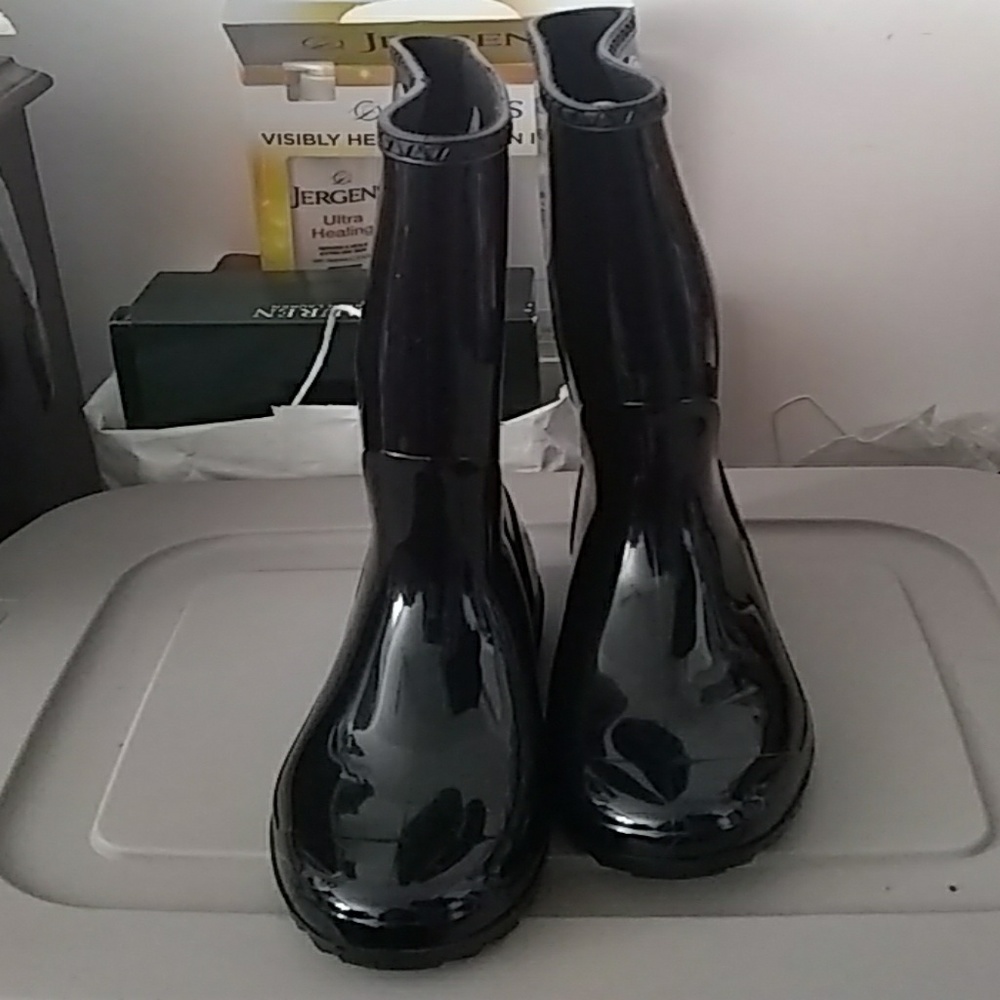 Shoes - Picture 2 of 3
